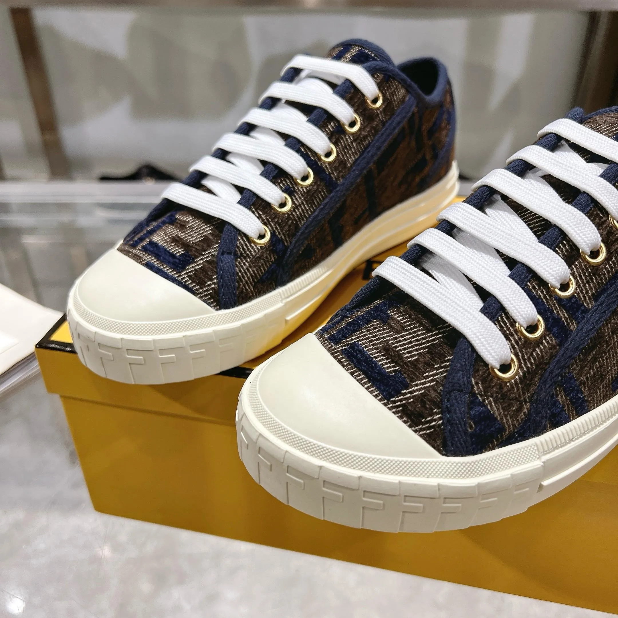 Couple style 💰460❤️Fendi Fendi's latest couple canvas shoes ❑ Fabric: Original customized imported jacquard canvas material ❑ Inner lining: Imported canvas material ❑ Sole: Original molded non-slip TPU outsole ❑ Bottom thickness: 2.5cm ❑ Size: Women's 35-40/Men's 39-45